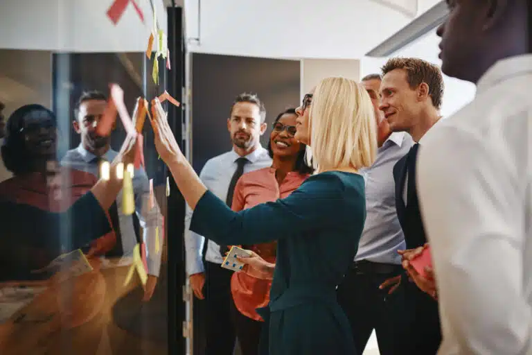 Réunion de travail - équipe exposant ses idées sur un tableau