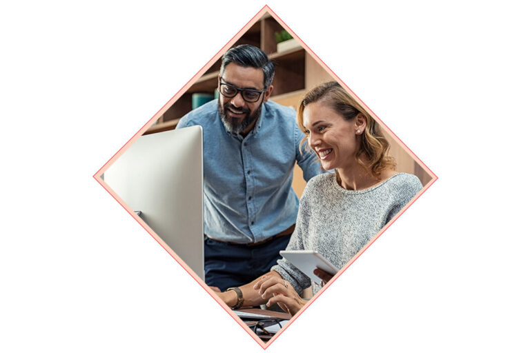 Image de deux salariés travaillant ensemble devant un ordinateur