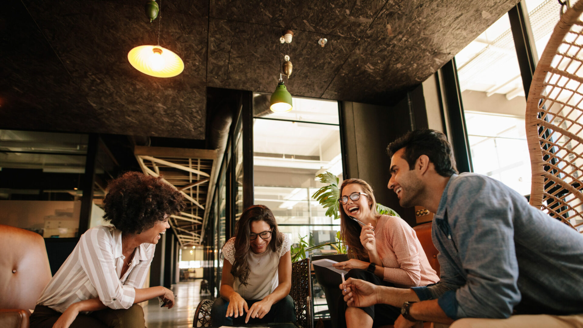 Image de collaborateurs échangeant ensemble