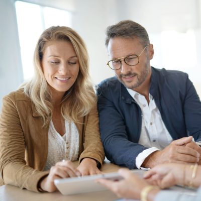 Marché Regroupement de Crédits - Couple signant un contrat