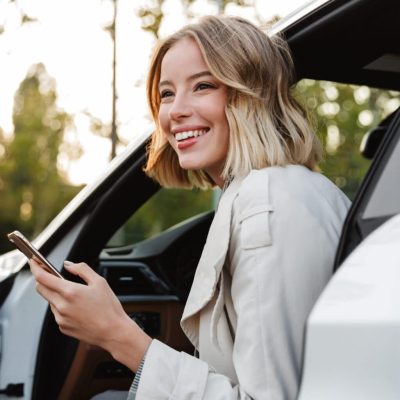 Marché Auto - Femme sortant de son véhicule