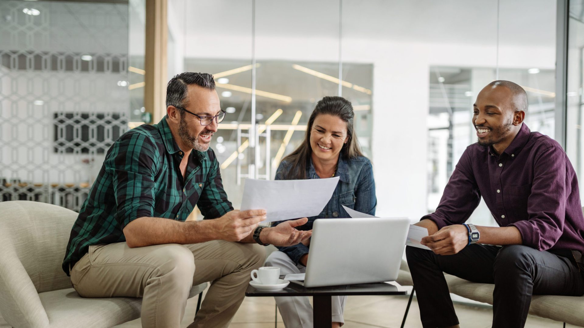 Image de trois collaborateurs en réunion de travail