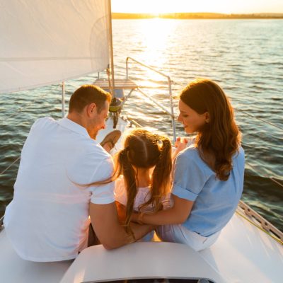 Marché Bateau - Famille sur un voilier