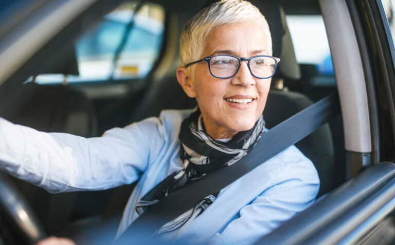 femme au volant ayant fait l'acquisition d'un nouveau véhicule avec vivacar.fr