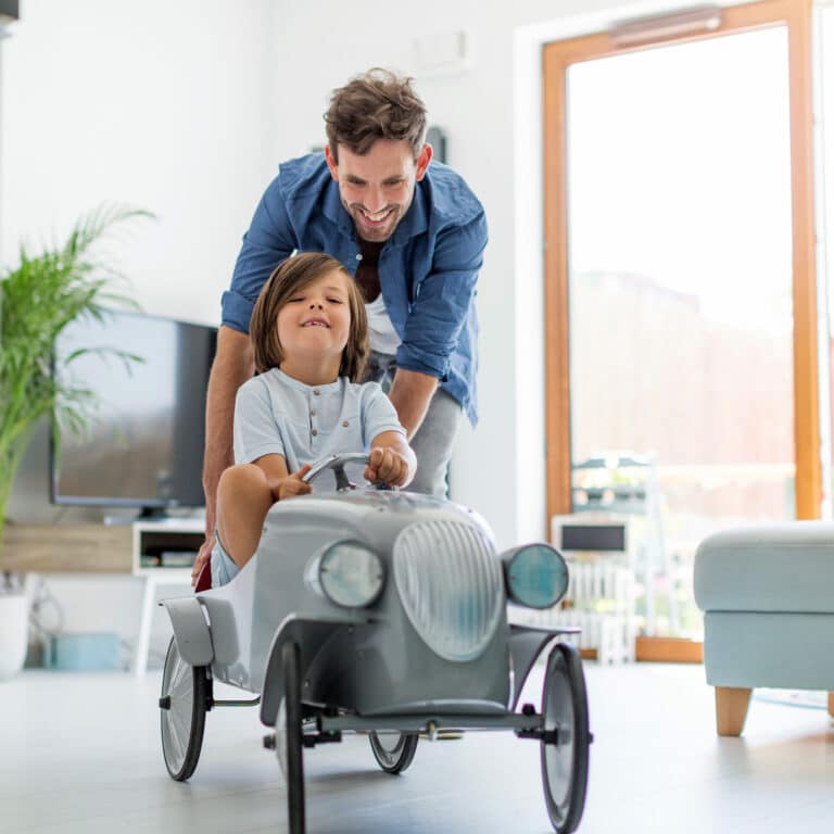 jeu père-fils avec une voiture pour enfant