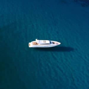 yacht sur l'eau