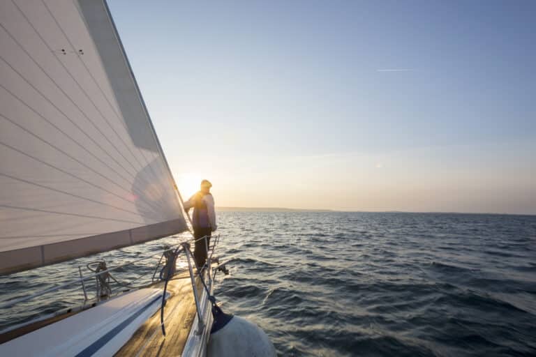 un homme debout sur la proue d'un bateau