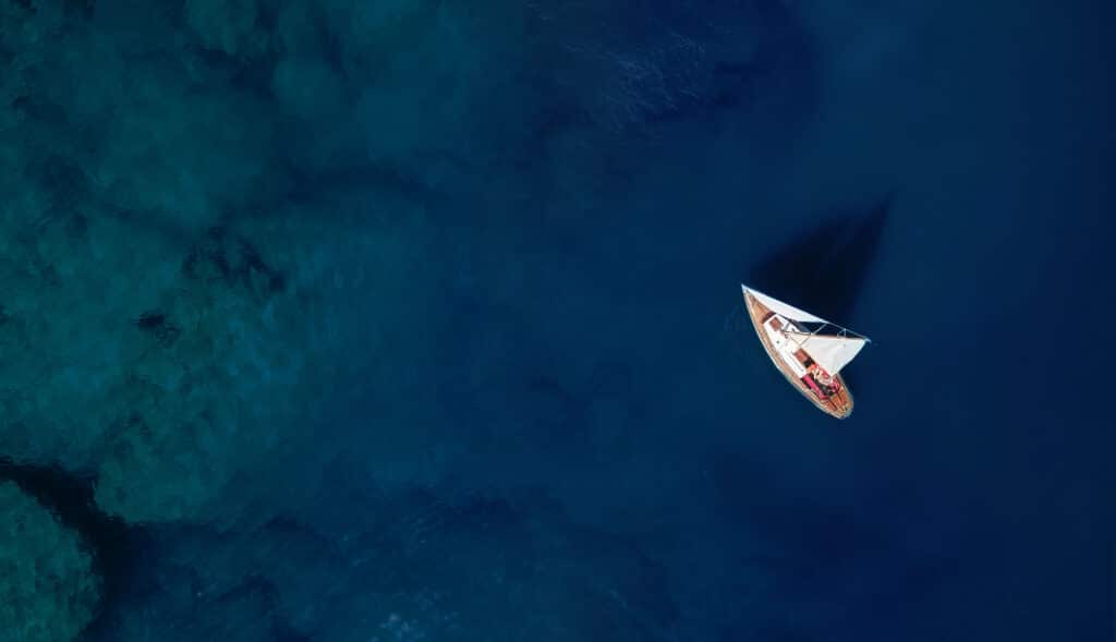 photo d'un voilier en vue aérienne