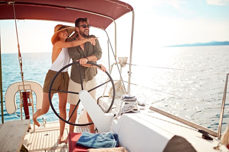 couple sur bateau regardant au loin