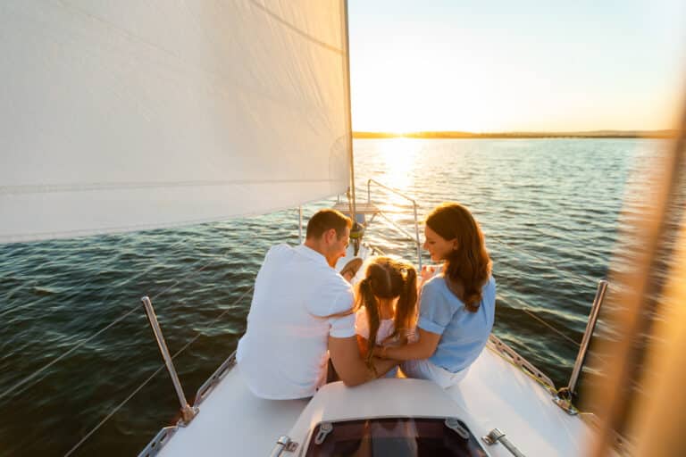 Proue de bateau avec famille et couché de soleil