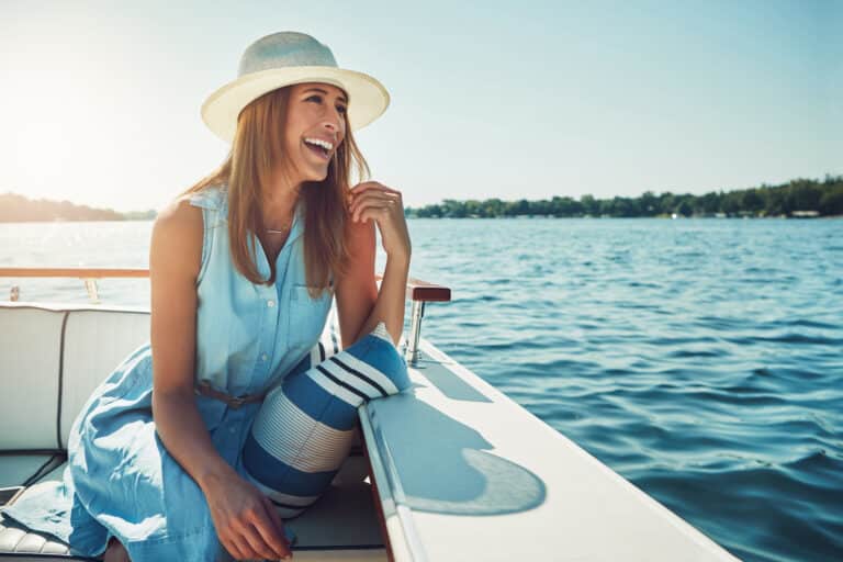 femme sur bord d'un bateau
