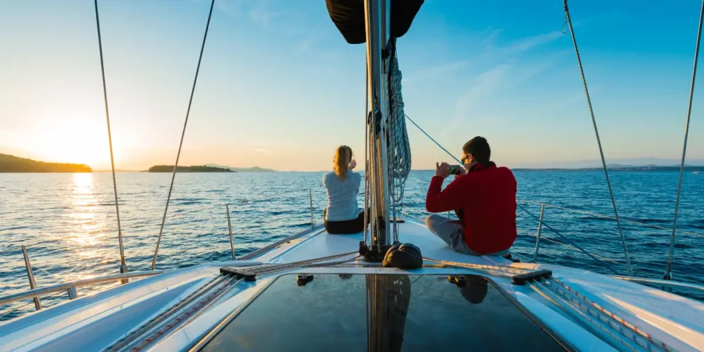 bateau de plaisance en mouvement