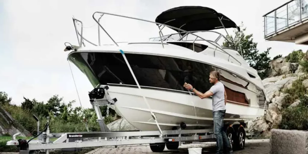 bateau avec remorque et nettoyage