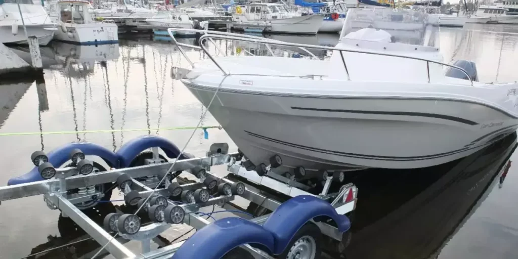 bateau sur remorque en mer