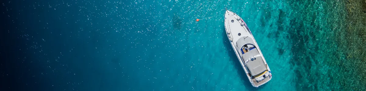arriere plan de bateau sur l'eau