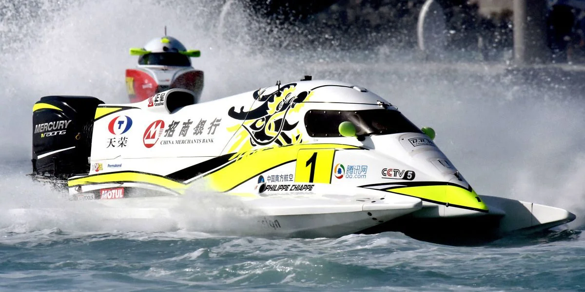 bateau de vitesse blanc