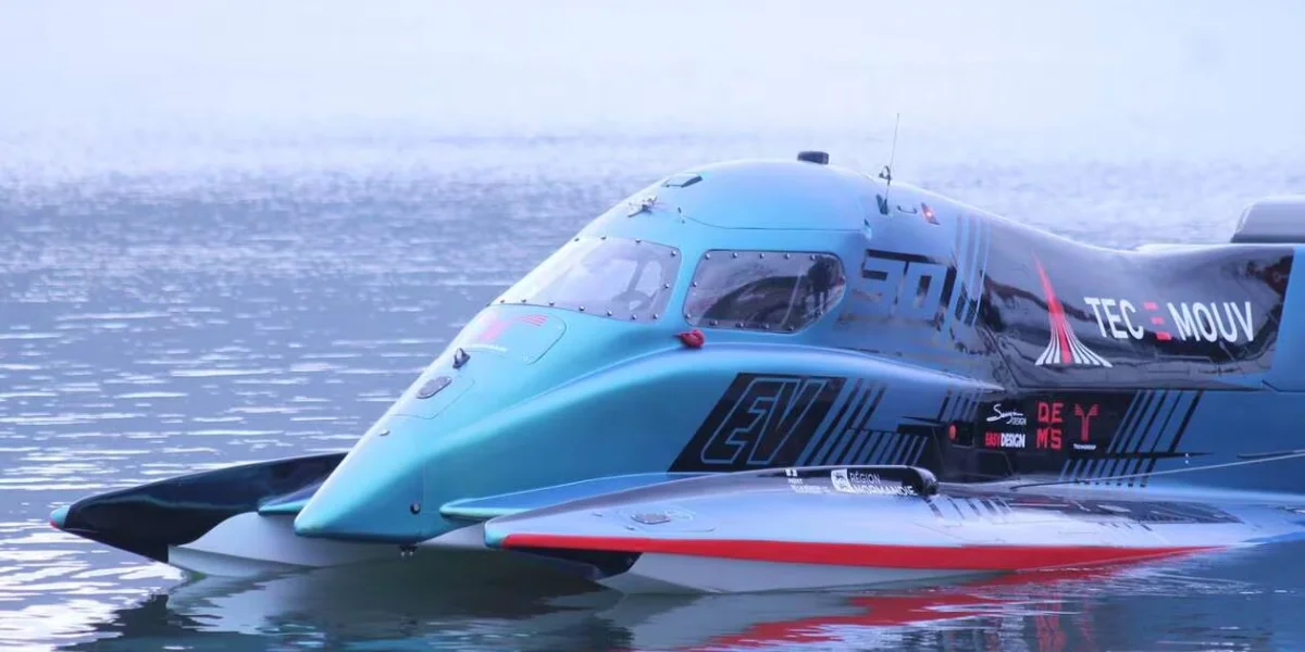 bateau de vitesse bleu
