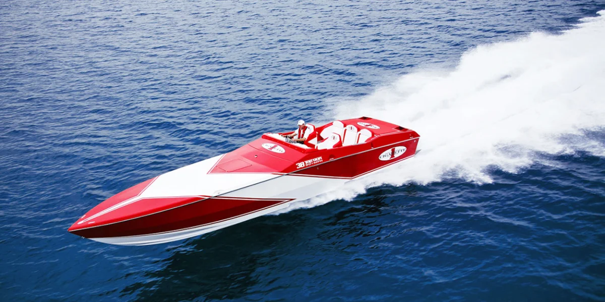 bateau de vitesse rouge